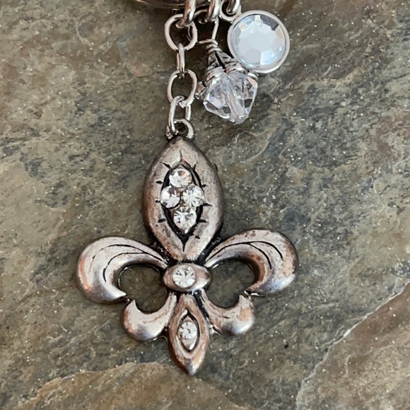 NWOT Rustic Fleur De Lis Crystal 3 Charm Keychain - Picture 2 of 4